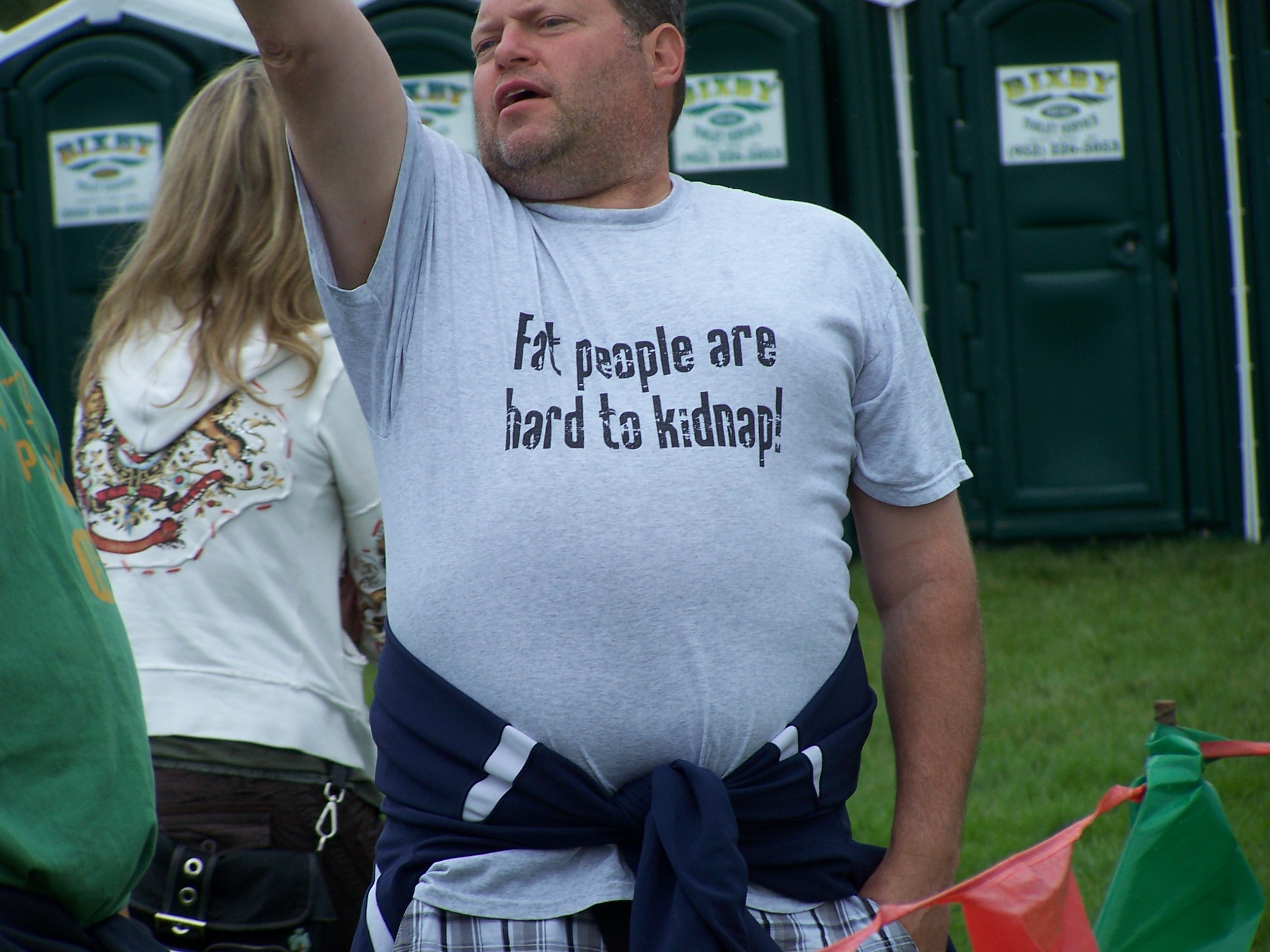 Толстый парень в футболке